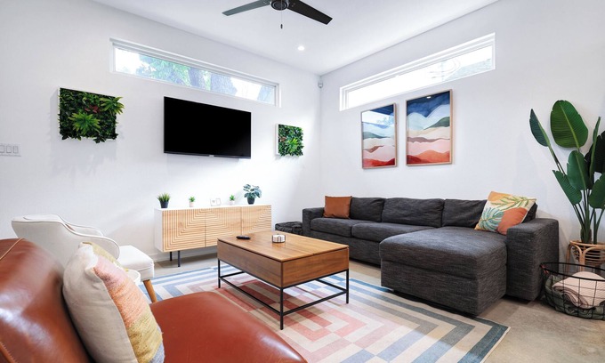Eastside Promise Neighborhood House | Modern SA Home Nr DT + River Walk + Alamo | WiFi
