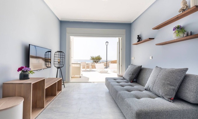 Coveta Fuma Apartment | Modern Seaside Apartment