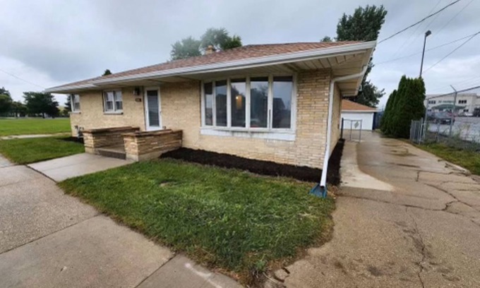 Milwaukee House | Modern Single Family Home with lot of Parking.