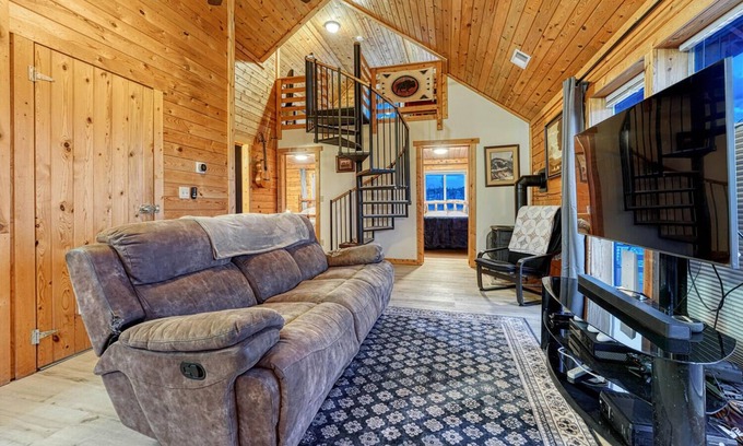 Indian Mountain Cabin | Modern Smart Cabin. Xbox, 2 TVs, Mountain Views & 18 Hole Frisbee Golf Course!