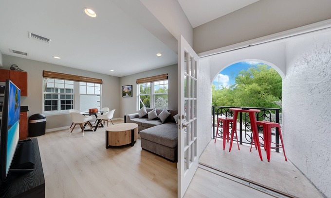 South Pointe Condo | Modern SoBe Gem! Balcony, Pool, Walk to Beach, BBQ, Fast Wi-Fi, Near Hotspots