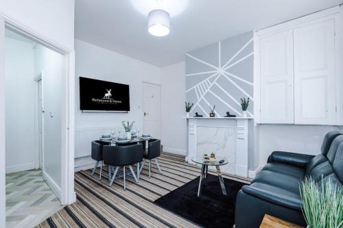 Bradford House | Modern & Spacious 2 bed house - Free Parking