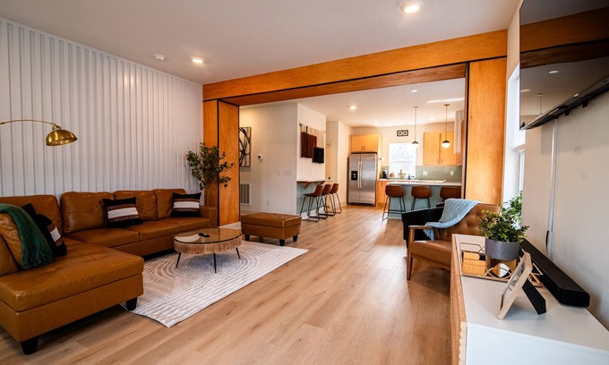 Donelson House | Modern Spacious 3 Story home w/3 Vanity rooms. 5 minutes to BNA, 10 to Opry