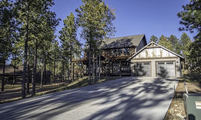 Deadwood House | Modern spacious 5 bedroom, 3.5 bath, paved roads, hot tub, wifi, pool access