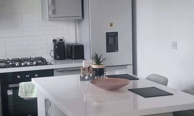 Cheetham Hill House | Modern & Spacious Retreat on Everside Drive – Ideal for Families & Groups!"