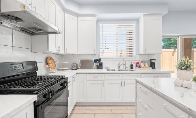 La Puente House | Modern Spacious Home Bright Family Group Friendly