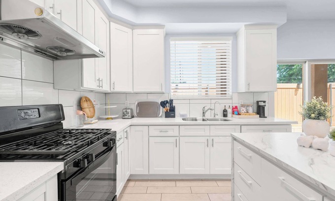La Puente House | Modern Spacious Home Bright, Family Group Friendly