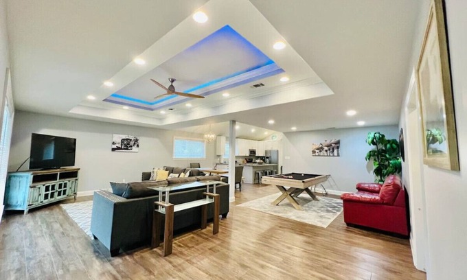 Fillmore House | Modern Spacious Home with Pool Table and Projector 10 Min to FQ