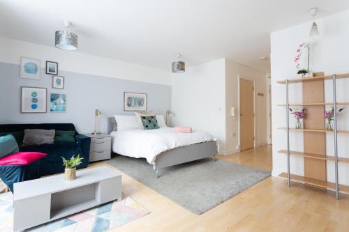 East Acton Apartment | Modern Spacious studio close to station