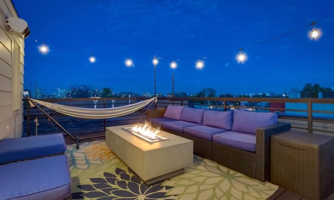 Lincoln Park House | Modern, Spacious Townhouse Mins from Downtown