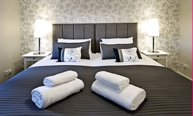 Haymarket Apartment | MODERN, SPECIOUS, CENTAL LOCATION, FREE CAR PARK, Wi-Fi, - SLEEPS 5