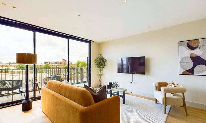 St. Pancras and Somers Town Apartment | Modern St Pancras Apartment with Large Balcony