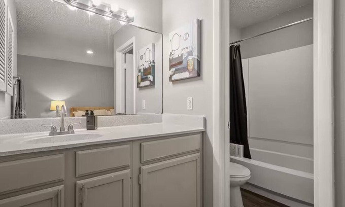 Hancock Apartment | Modern Stay Near Downtown, Fast Wi-Fi+ Parking