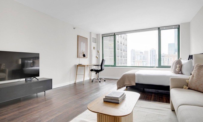 Streeterville Apartment | Modern Streeterville Studio w/Pool & Dog Run, near Beach, by Blueground