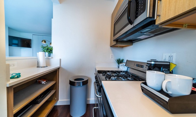 Alexandria West Apartment | Modern Studio Apt w/all Amenities Near D.C.