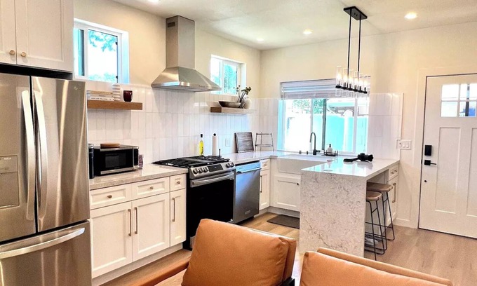North Hills West House | Modern Studio- Entire place to yourself! Full Kitchen/Washer/Dryer/500mbs WIFI