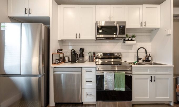 Indianapolis House | Modern Studio: Kitchen, Garage & Near Downtown!