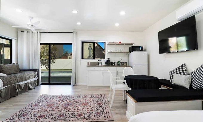 Greater Wilshire - Hancock Park Apartment | Modern Studio Suite w/Kitchen by Miracle Mile