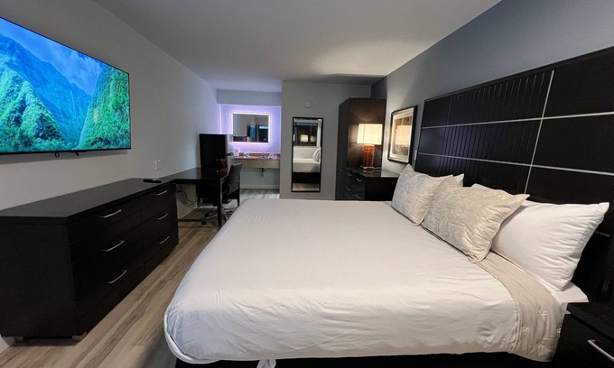 Mid City South Apartment | Modern studio with WiFi and fitness room in welcoming Baton Rouge
