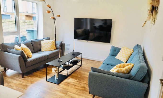 Taunton House | Modern & Stylish 3 Bedoom Home in Taunton