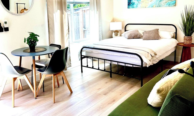 Vancouver Apartment | Modern Suit Premium Studio apartment