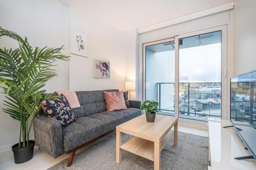 Mount Pleasant Apartment | Modern Suite by Olympic Village SkyTrain Sleeps 3