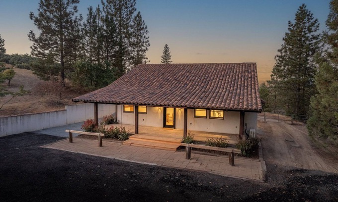 Auberry Apartment | Modern suite pet friendly with AC adjacent to Yosemite National Park.