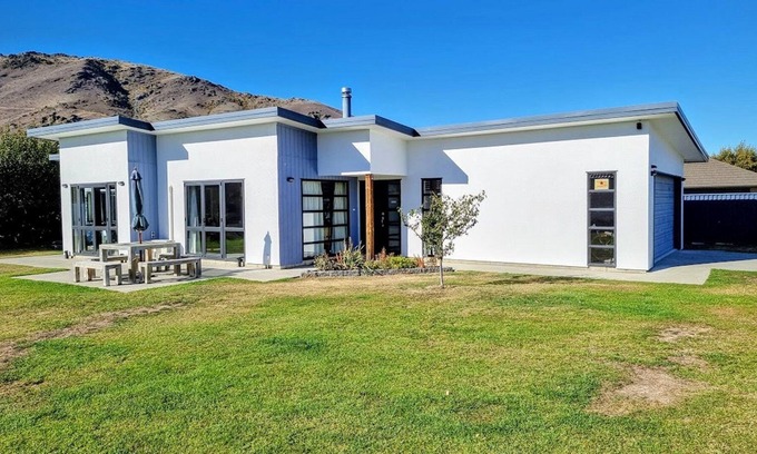 Lowburn House | Modern, sunny home, close to lake, large flat grassy section too