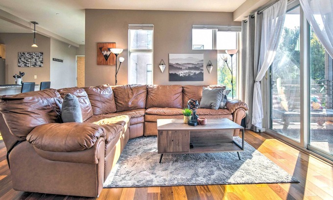 Sunnyside Condo | Modern Sunnyside Condo w/ Private Balcony!