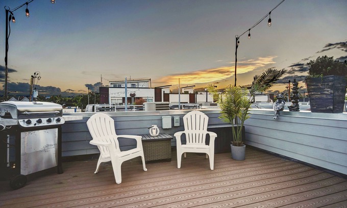 Sunnyside House | Modern Sunnyside Townhome - 3 Bedroom/3.5 Bath