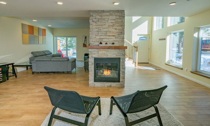 Patton House | Modern Times - Amazing Place With Super Open Concept! Jet Tub! 3 Bedroom Home