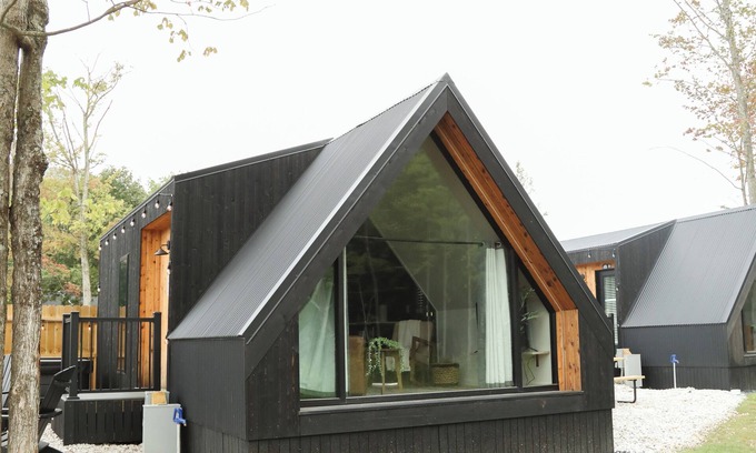 Milroy Cabin | Modern Tiny Home 31 w/Hot Tub!