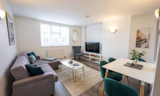 City Centre Apartment | Modern Townhouse Apartment in Stratford upon Avon with Wifi & Netflix