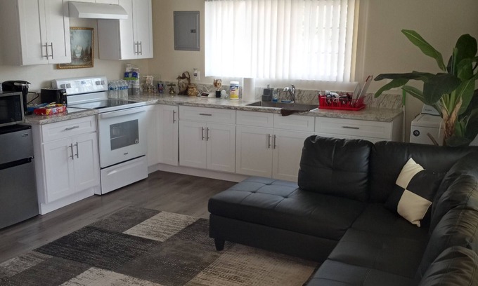 Tower District Apartment | Modern Tower District Apt two bedroom shared with Host - FREE WiFi!