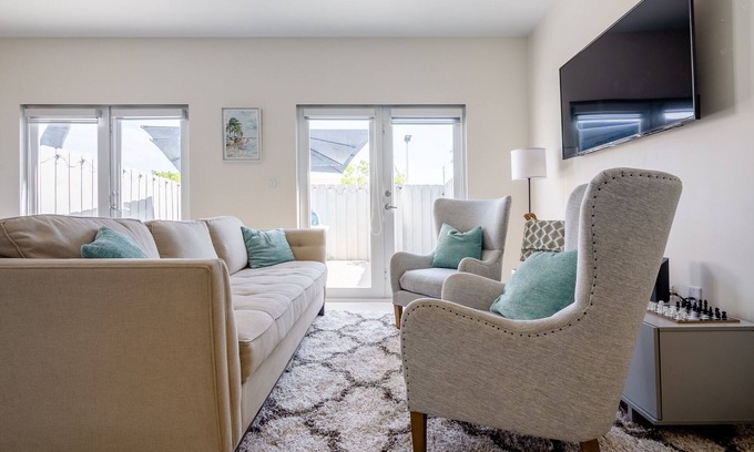Naranja House | Modern Townhouse 3 bedrooms & BBQ! Between Miami & The Keys