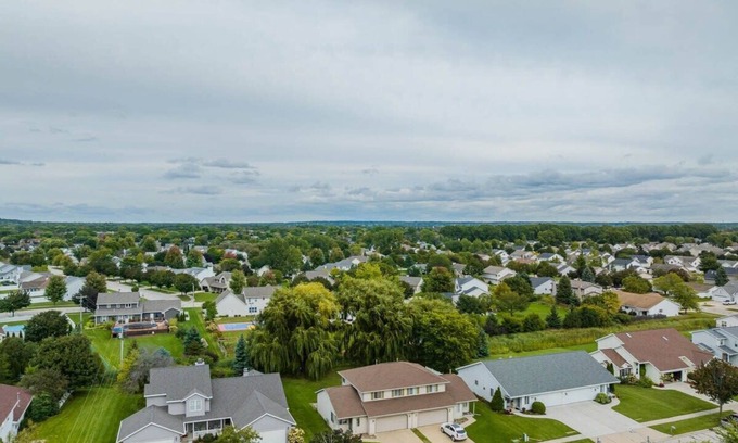De Pere House | -Modern Townhouse -A Short Drive to the Draft!