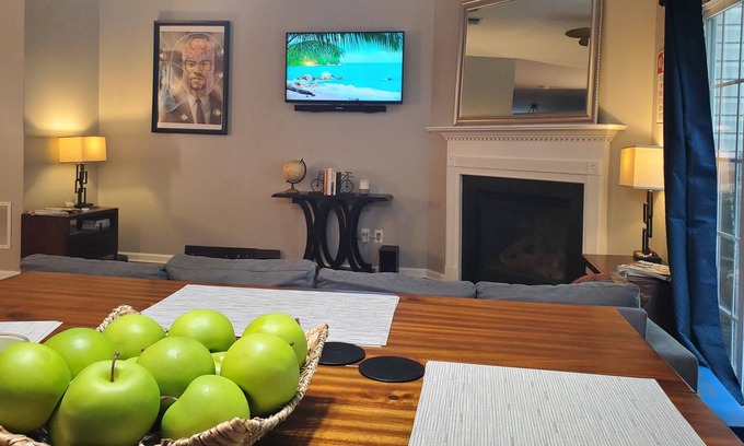 Atlanta House | Modern Townhouse w/ Wi-Fi + Indoor Fireplace