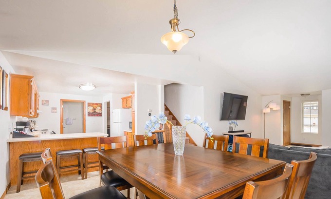 De Pere House | Modern Townhouse with Close Drive to Lambeau