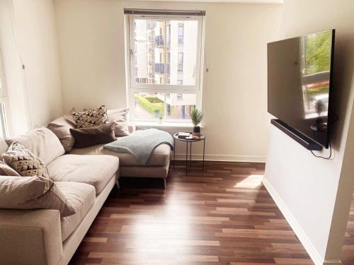 Glasgow Apartment | Modern Two Bed Glasgow Apartment with Free Parking
