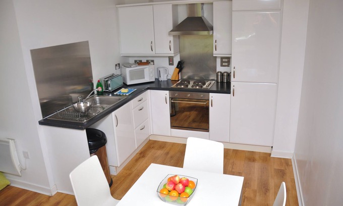 Newhaven Apartment | Modern Two Bedroom Apartment - Free parking - Excellent Wifi connection