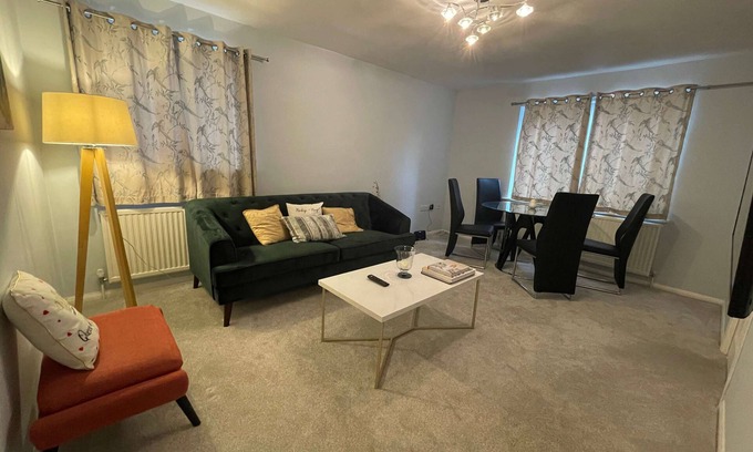 Southfields Apartment | Modern two-bedroom apartment for Wimbledon Tennis
