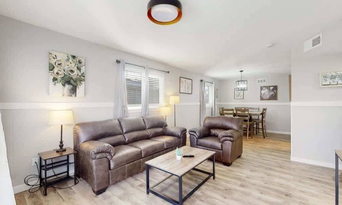 Jewell Heights - Hoffman Heights House | Modern Updated Home with Three King Beds Near VA Children's Hospital & Anschutz
