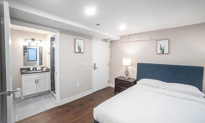 South Side Flats Apartment | Modern Upscale 2BR Apartment in Carson - Stay Gia