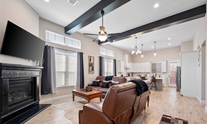 South Arlington House | Modern Urban Retreat - Just outside the Main City