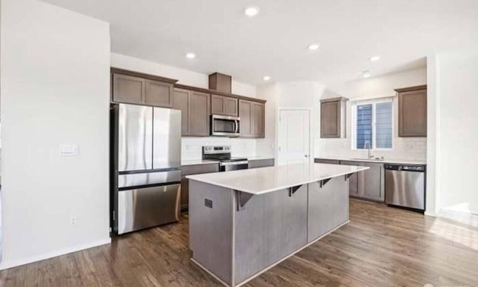 Vancouver House | Modern Vibes & Prime Location – Your Perfect Stay!