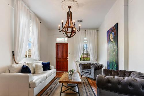 New Orleans House | Modern Victorian House With Relaxing Courtyard
