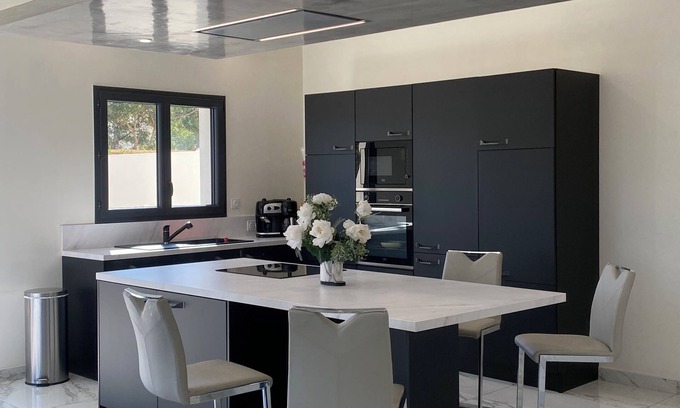 Beziers Villa | Modern villa between the sea and the vineyards