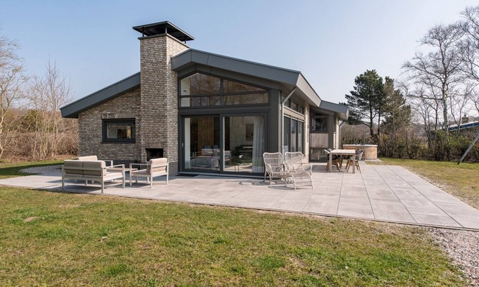 Ballum House | Modern villa Klaver Vier with south-terrace, sauna, jacuzzi and outdoor fireplace