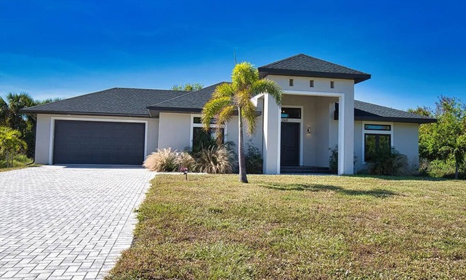 Rotonda Heights House | Modern villa near the beach with lanai, outdoor kitchen and fully equipped!