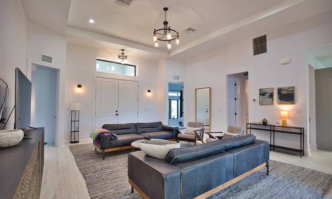 Rotonda Heights House | Modern villa near the beach with lanai, outdoor kitchen and fully equipped!
